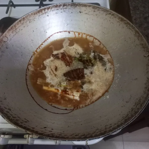 Tambahkan air, asam jawa, garam, kecap manis, dan gula merah secukupnya