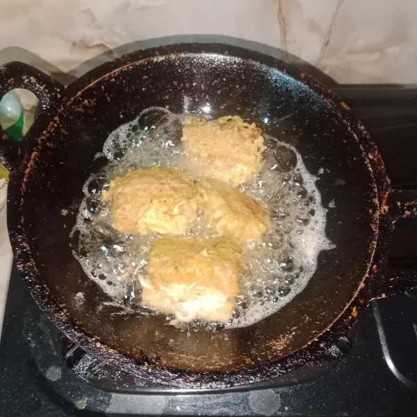 Goreng tahu sampai berubah warna menjadi kecokelatan. Tiriskan.