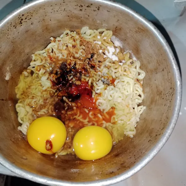 Campurkan dengan bumbu mie instan dan 2 butir telur. Aduk rata.