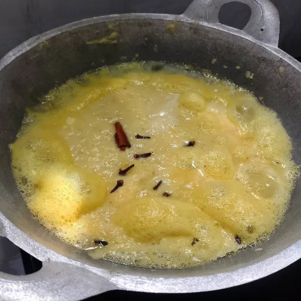 Blender nanas sampai halus, masak dengan cengkeh dan kayu manis di api sedang sampai air surut. Aduk setiap 5 menit.