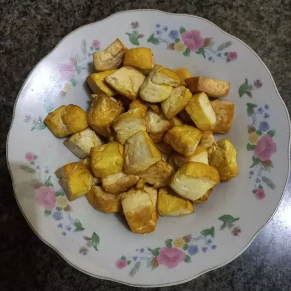 Potong dadu tahu kuning, kemudian goreng hingga matang