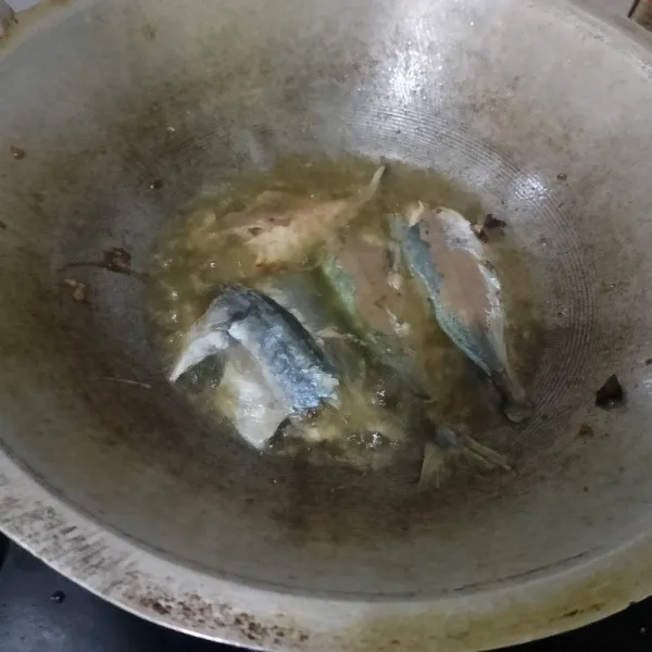 Belah ikan, kemudian goreng jangan sampai kering.