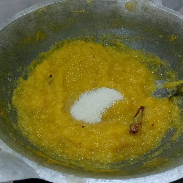 Setelah airnya habis baru masukkan gula. Dari dimasukkan gula wajib diaduk terus supaya tidak gosong.