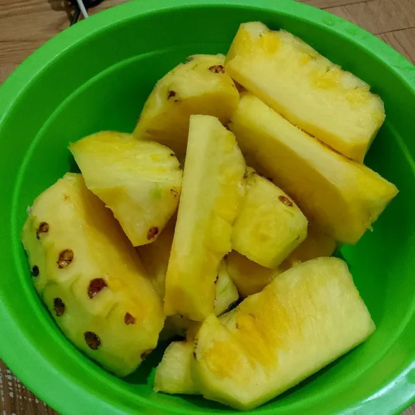 Kupas kulit nanas, buang ujungnya. Rendam dengan air garam 15 menit, bilas lalu tiriskan.