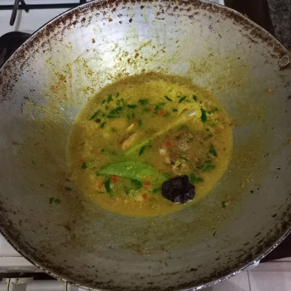 Tambahkan air secukupnya, garam, kaldu jamur, asam jawa, gula merah, dan garam secukupnya