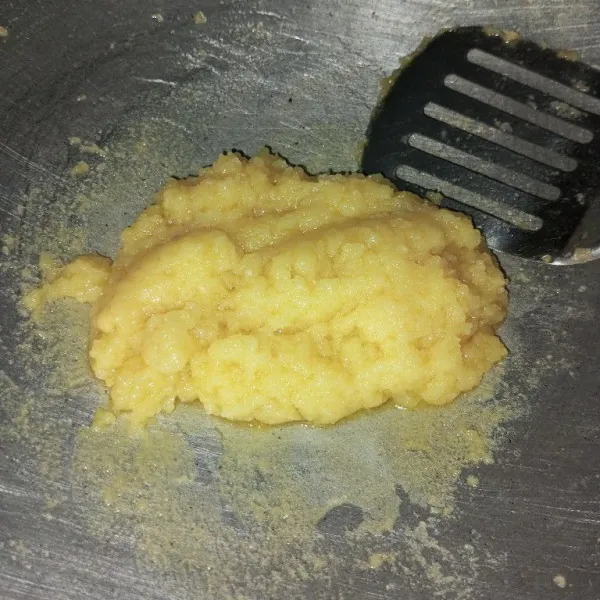 Setelah matang merata, diamkan adonan hingga suhu ruang.