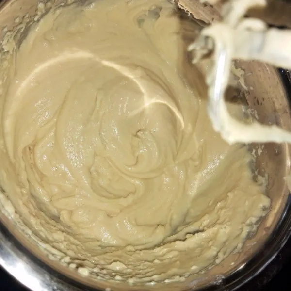 Campurkan hingga merata dengan mixer.