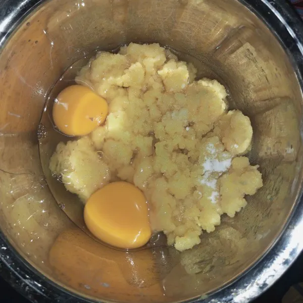 Tambahkan 2 butir telur.