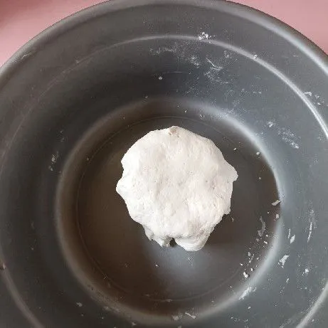 Uleni hingga adonan terlihat halus.