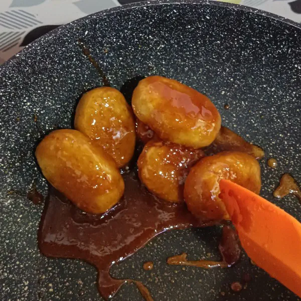 Jika gula tinggal sedikit, matikan api dan terus aduk hingga coating gula keriting dan kering.