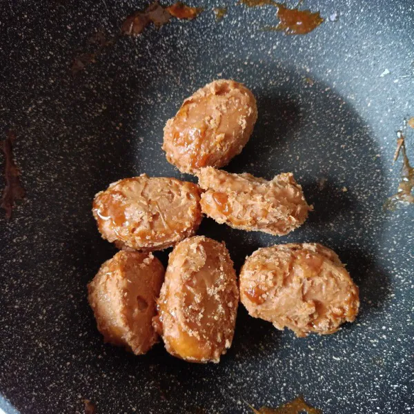 Seperti ini hasil coating gulanya. Siap disajikan bersama teh atau kopi.