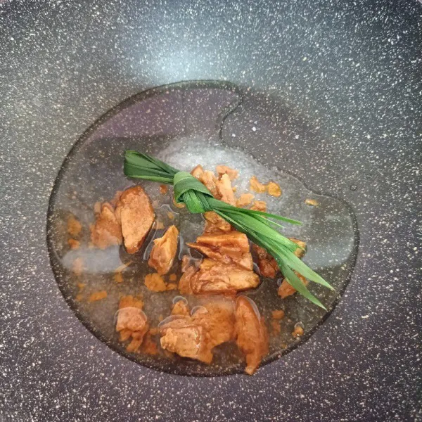 Masukkan semua bahan coating, masak dengan api sedang ke kecil hingga gula larut.