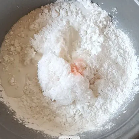 Masukkan semua bahan adonan jadi satu.