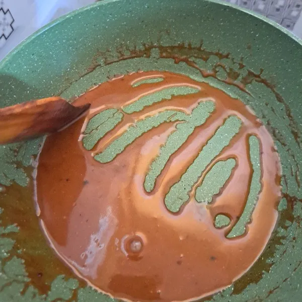 Masak saus campuran tersebut dengan api sedang cenderung kecil.