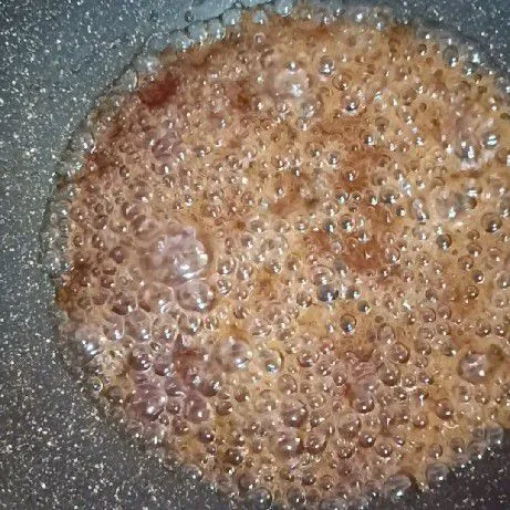 Jika sudah mendidih, masukkan gemblong yang sudah digoreng sambil terus diaduk.