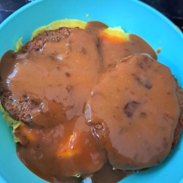 Siram saus di atas nya, dan beef hamburg with egg siap disajikan.