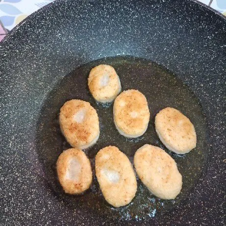 Goreng di api sedang ke kecil di kedua sisi hingga golden brown, angkat dan sisihkan.