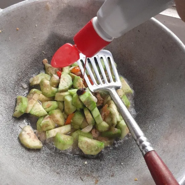 Tambahkan kecap manis dan saus tiram. Koreksi rasa dan tutup hingga matang.