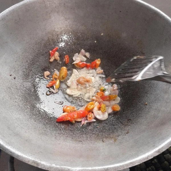 Panaskan minyak, tumis bawang putih, bawang merah, cabai, dan ebi.