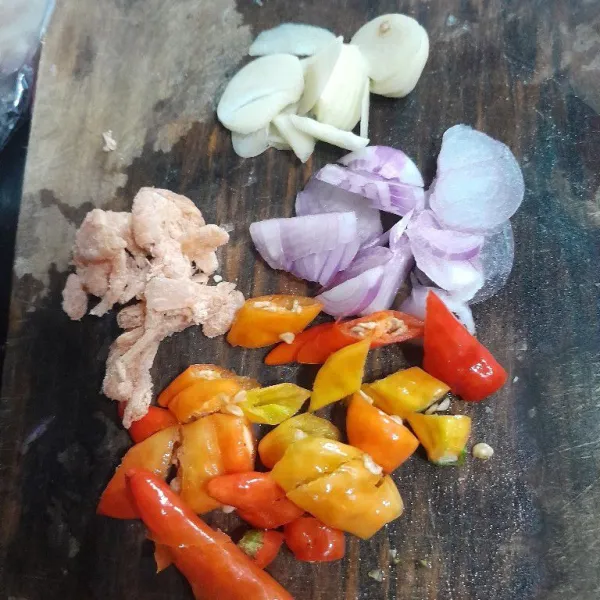 Iris bawang merah, bawang putih, dan cabai, lalu siapkan ebi kering.