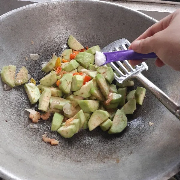 Masukkan garam, gula, dan penyedap (optional).