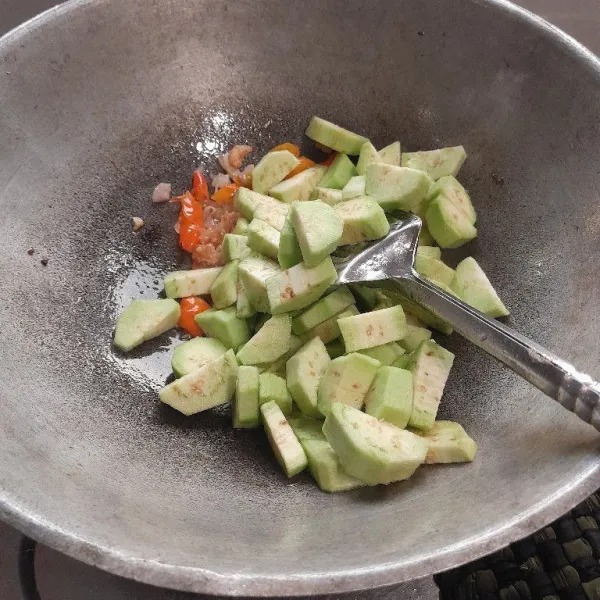 Masukkan terong hijau kedalam wajan.