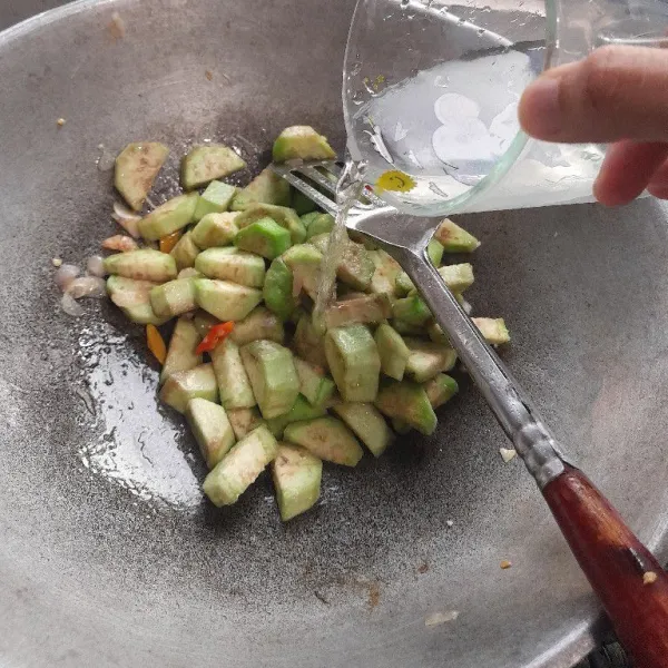 Masukkan air, aduk rata.