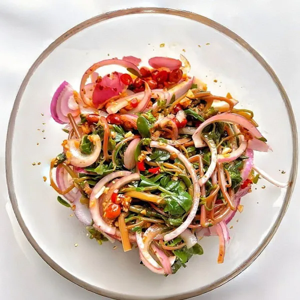 Tuangkan saus di atasnya. Aduk rata semua bahan.