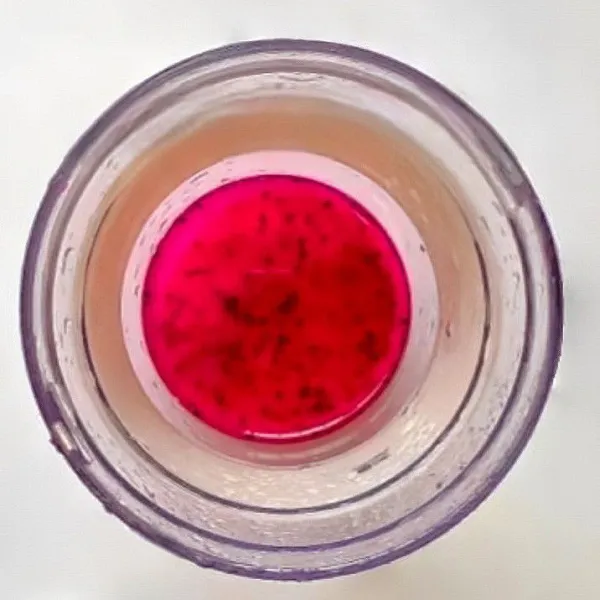 Haluskan buah naga merah dengan susu cair hingga halus menggunakan blender.