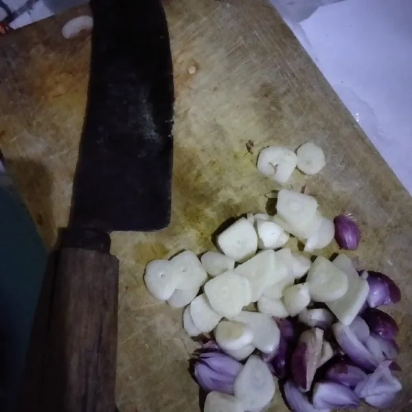Potong bawang merah beserta bawang putih, kemudian sisihkan.