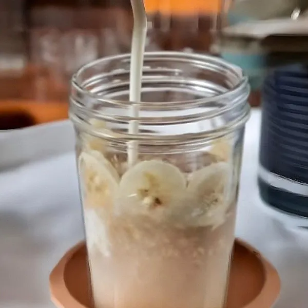 Tuangkan plain yogurt ke dalam gelas.