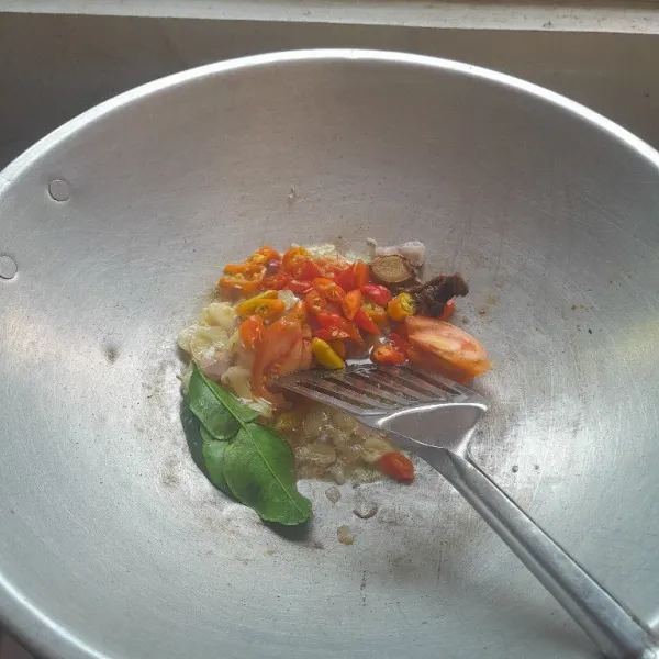 Panaskan minyak, lalu tumis bawang merah, bawang putih, cabe, lengkuas, jahe, daun salam, dan daun jeruk. Tumis hingga harum.