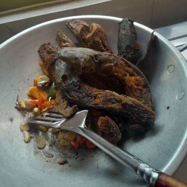Masukkan lele yang sudah di goreng. Aduk sebentar.