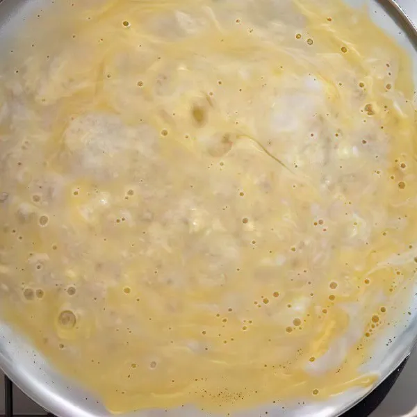 Masukkan telur kocok lepas ke dalam rebusan oat, aduk cepat hingga tercampur rata.