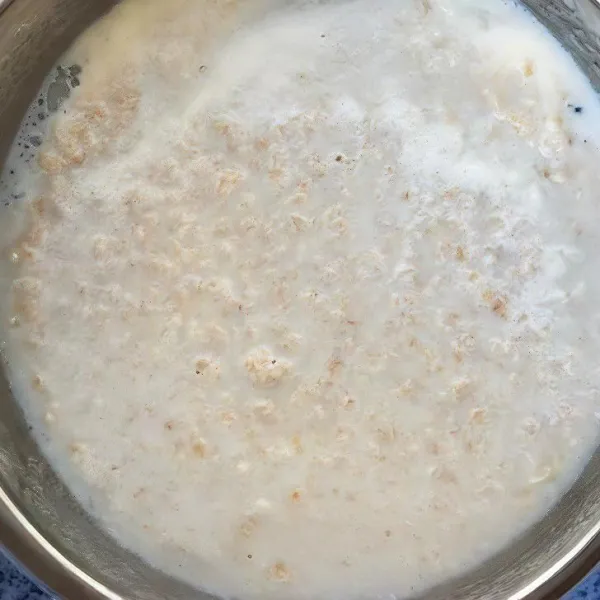 Tuangkan susu cair, lalu masak dengan api kecil sambil diaduk perlahan.