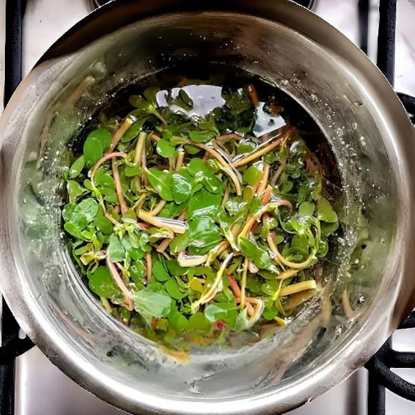 Rebus krokot dalam 1 liter air mendidih, lalu tambahkan minyak goreng dan rebus selama 1 menit, lalu segera angkat dan celupkan ke dalam air dingin. Tiriskan.