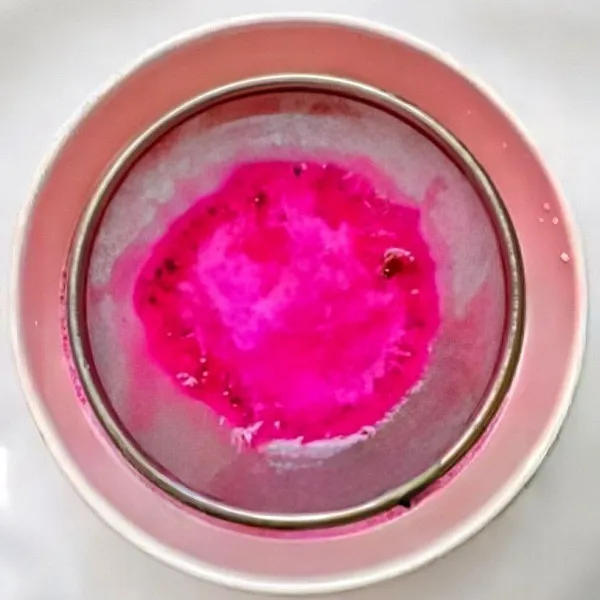 Saring hasil blender agar teksturnya lembut.