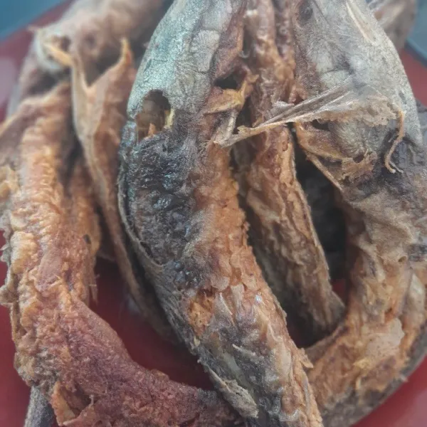 Cuci bersih ikan lele, lalu goreng hingga matang. Tiriskan.