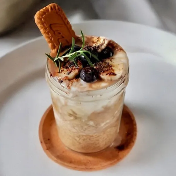 Tambahkan madu, lalu beri blueberry di atasnya. Tutup gelas dan simpan di kulkas semalaman.