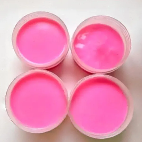 Angkat dan tuangkan ke dalam cup kecil, lalu dinginkan di kulkas hingga mengeras. Tambahkan potongan dadu buah naga merah.