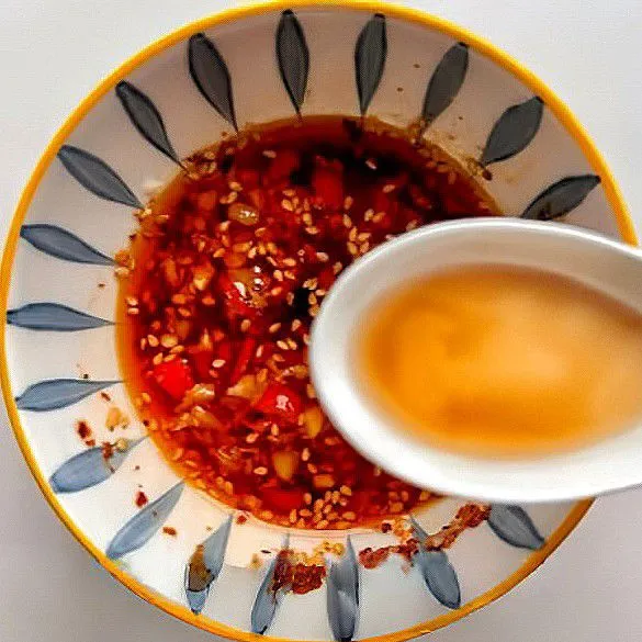 Tambahkan garam, gula pasir, kecap asin, minyak tiram, cuka hitam, dan minyak wijen ke dalam campuran bumbu. Aduk hingga menjadi saus.