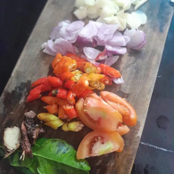 Iris bawang merah, bawang putih, cabe, tomat, lengkuas, dan jahe.