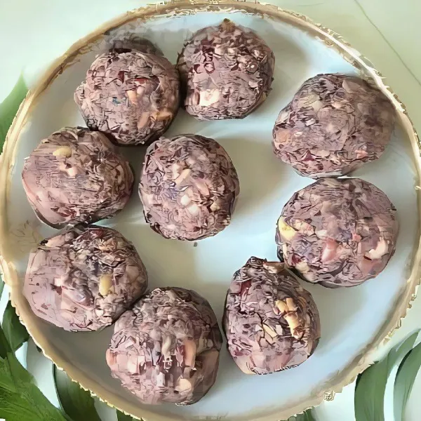 Bagi pasta kacang merah menjadi bulatan.