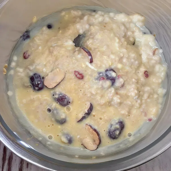 Rebus hingga muncul gelembung kecil dan teksturnya mengental. Angkat, lalu tambahkan gula pasir. Aduk rata.