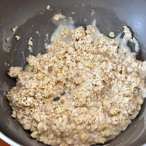 Rendam oat dengan air panas hingga mengembang dan agak lunak.