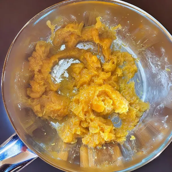 Kukus labu kuning hingga matang, lalu haluskan menjadi puree. Tambahkan tepung ketan sedikit demi sedikit ke dalam puree labu, aduk hingga menjadi adonan kalis.