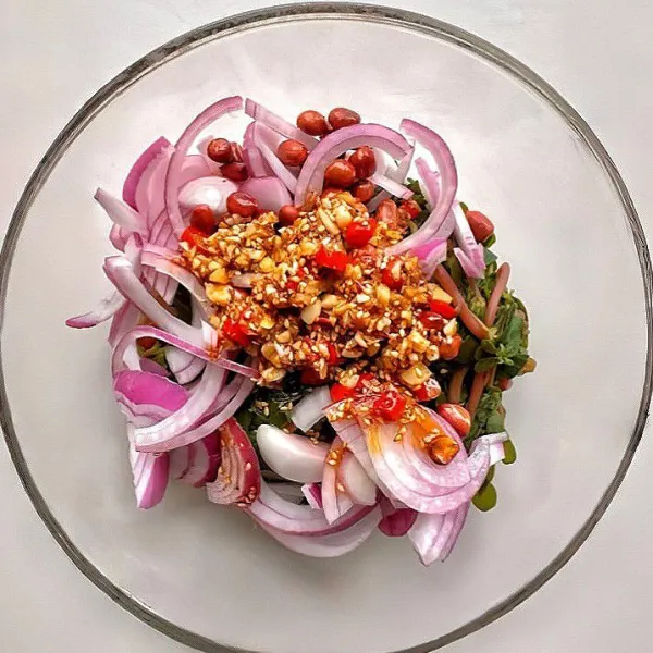 Masukkan krokot rebus, bawang merah iris, dan kacang tanah goreng ke dalam mangkuk besar.