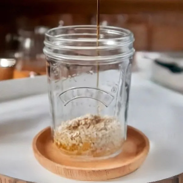 Masukkan oat ke dalam gelas, lalu tuang kopi hitam tanpa gula.