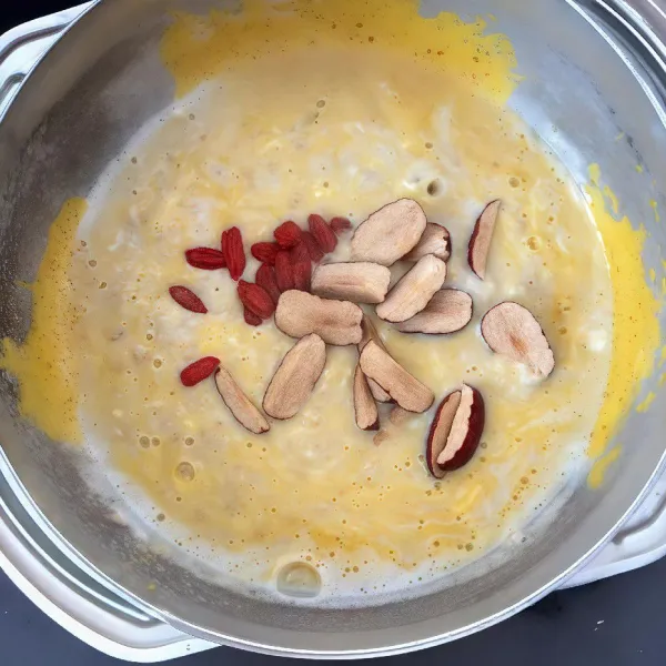 Tambahkan kurma merah kering, goji berry, dan kacang brazil. Masak hingga semua bahan tercampur rata.