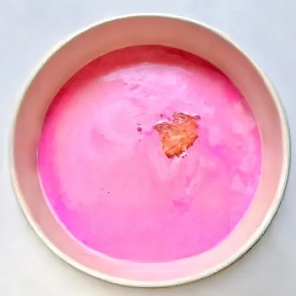 Masukkan gelatin yang sudah direndam dan gula pasir, lalu aduk rata hingga benar-benar larut.